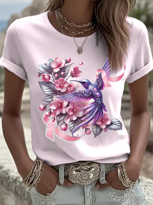 Γυναικείο ευρωπαϊκό στυλ ροζ T-shirt, με εντυπωσιακό κολιμπρί, λουλούδια και κορδέλα πρόληψης καρκίνου του μαστού, δείχνει κομψό αίσθημα στην καθημερινή φθορά