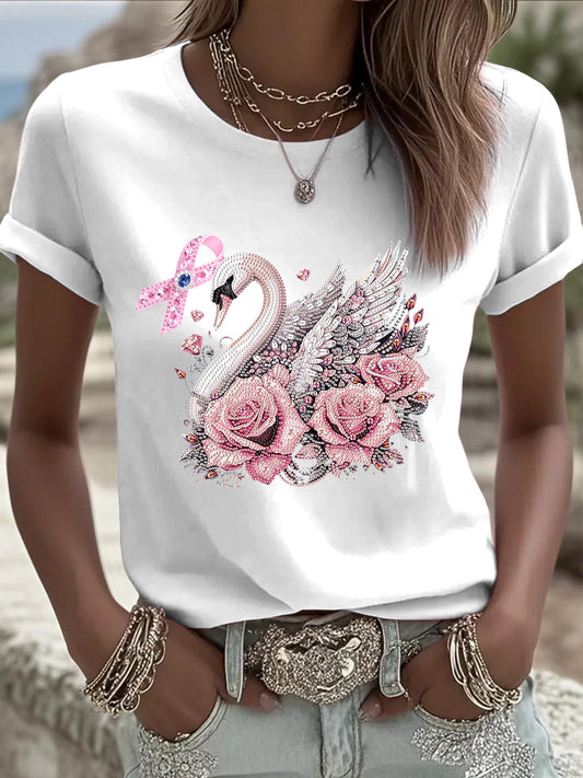 Γυναικεία ευρωπαϊκή τάση λευκό T-shirt, κομψό κύκνο, λουλούδια και κορδέλα πρόληψης καρκίνου του μαστού, εξατομικευμένη καθημερινά ρούχα